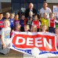 Minipupillen vermaken winkelend publiek Deen Marken